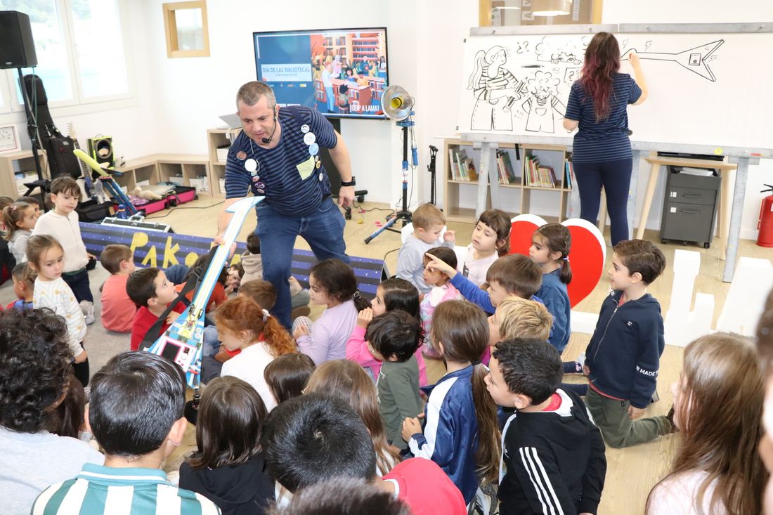 Espectáculo 'Rockeando con Ramona Órbita' de Pakolas en el colegio de A Lama 