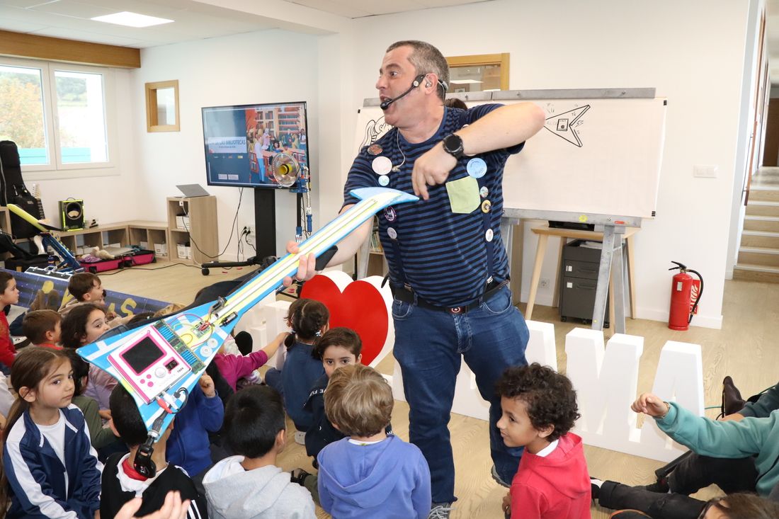 Espectáculo 'Rockeando con Ramona Órbita' de Pakolas en el colegio de A Lama 