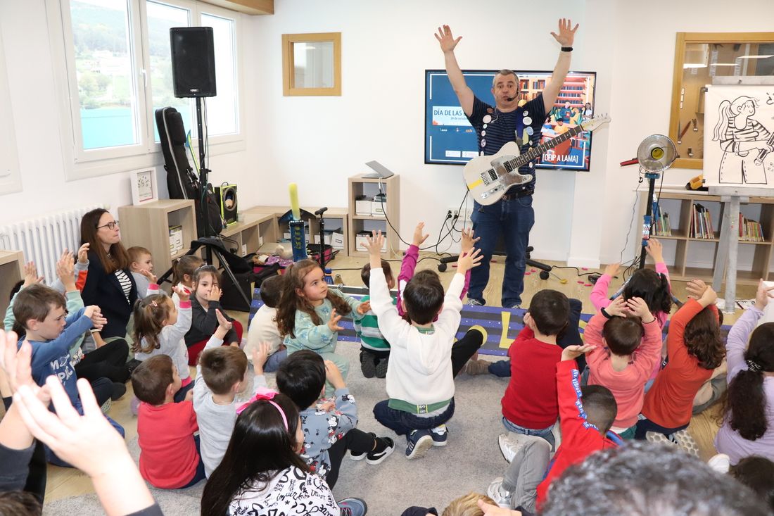 Espectáculo 'Rockeando con Ramona Órbita' de Pakolas en el colegio de A Lama