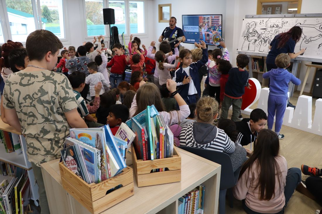 Espectáculo 'Rockeando con Ramona Órbita' de Pakolas en el colegio de A Lama 