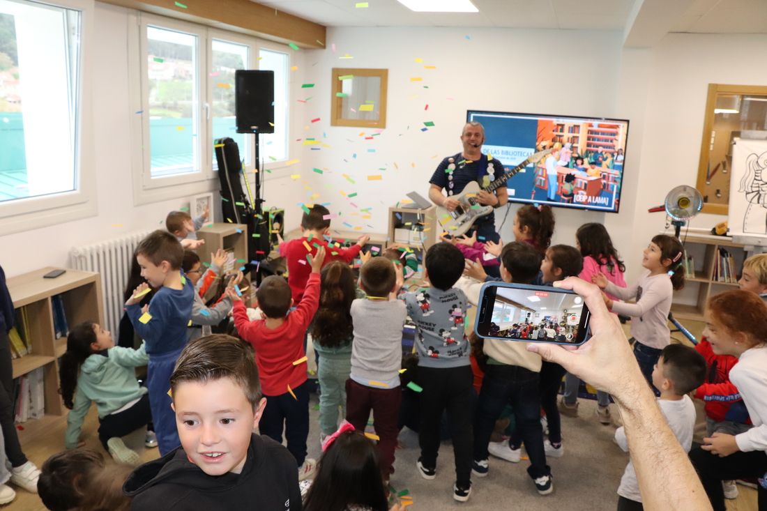 Espectáculo 'Rockeando con Ramona Órbita' de Pakolas en el colegio de A Lama 