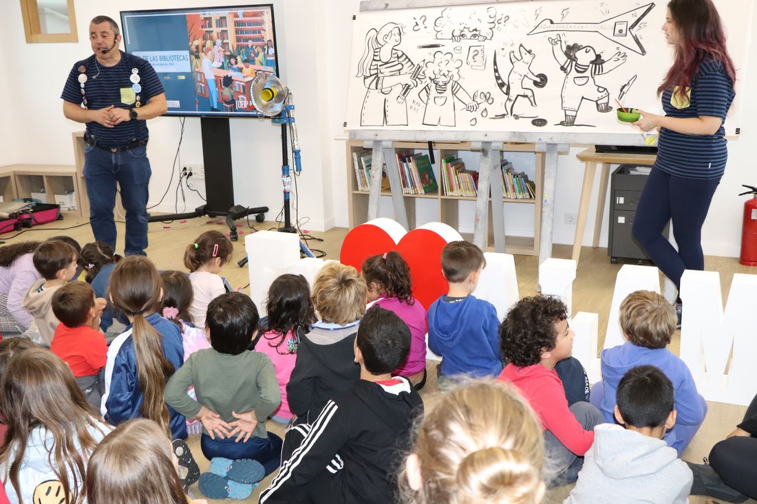 Espectáculo 'Rockeando con Ramona Órbita' de Pakolas en el colegio de A Lama 