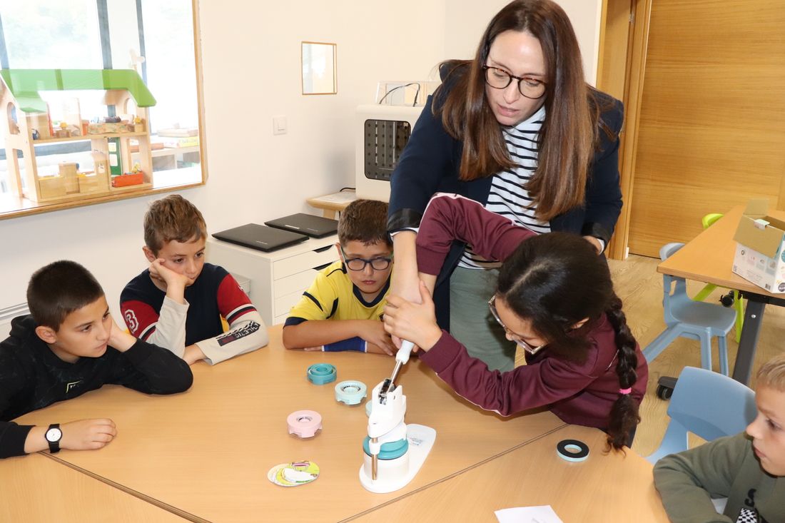 Espectáculo 'Rockeando con Ramona Órbita' de Pakolas en el colegio de A Lama 