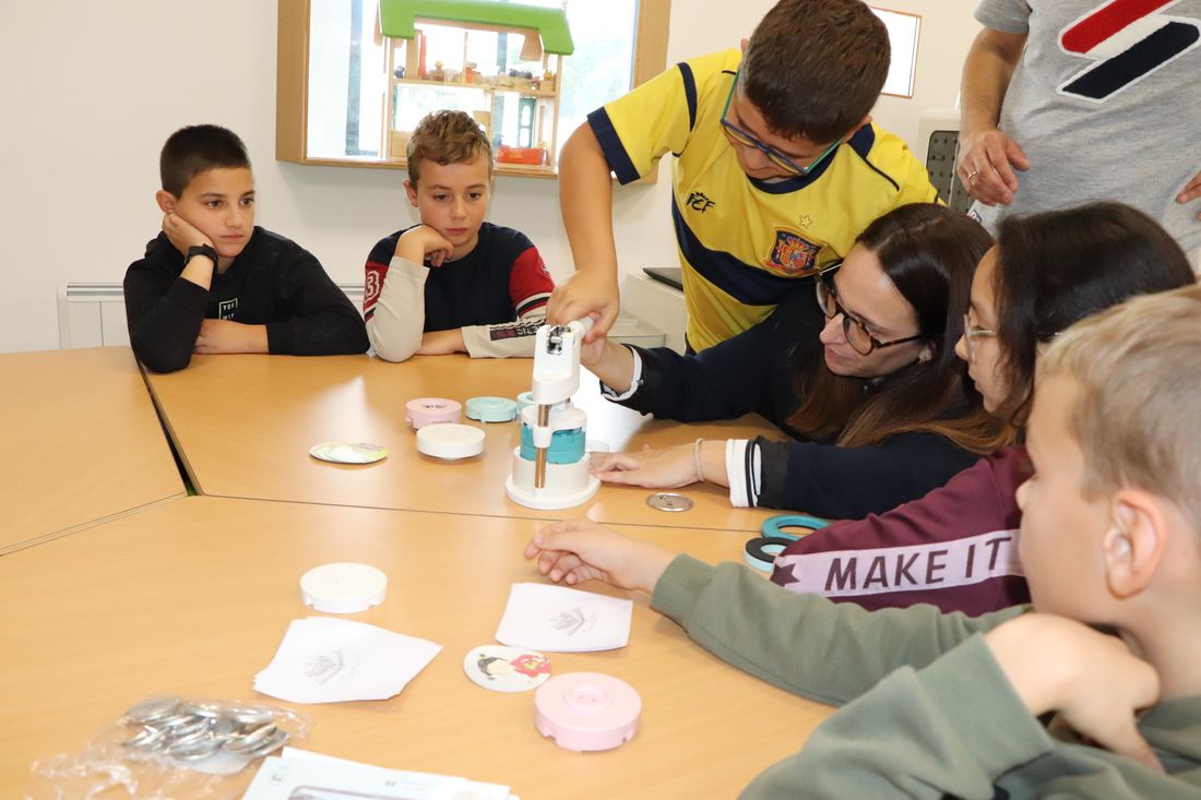 Espectáculo 'Rockeando con Ramona Órbita' de Pakolas en el colegio de A Lama 