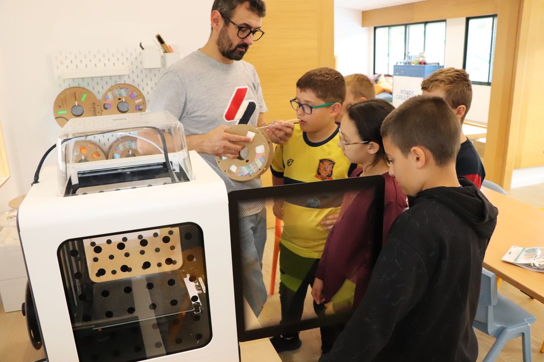 Espectáculo 'Rockeando con Ramona Órbita' de Pakolas en el colegio de A Lama 