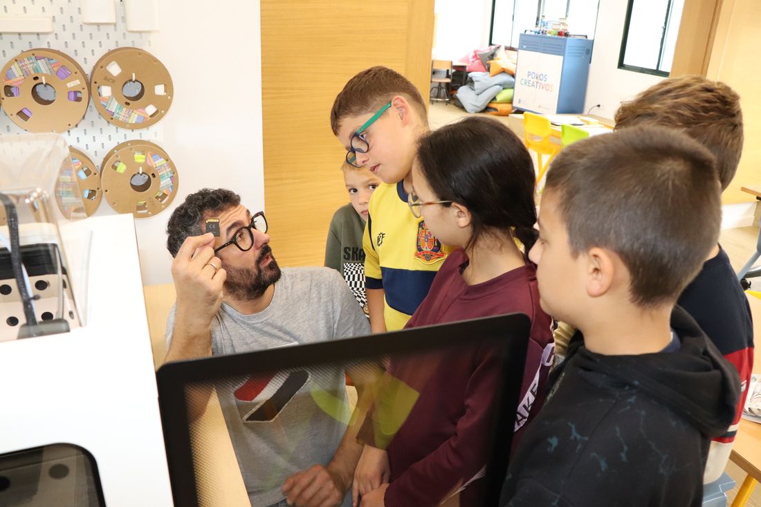 Espectáculo 'Rockeando con Ramona Órbita' de Pakolas en el colegio de A Lama 