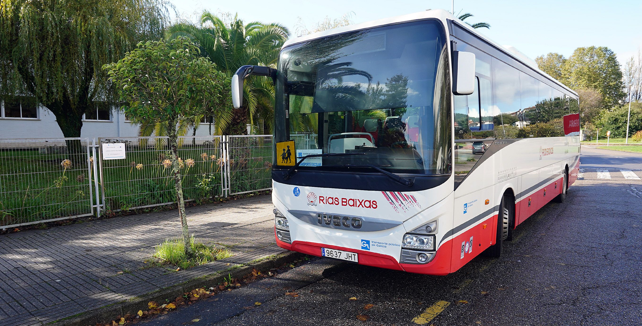 Autobús escolar na contorna do lES A Xunqueira II