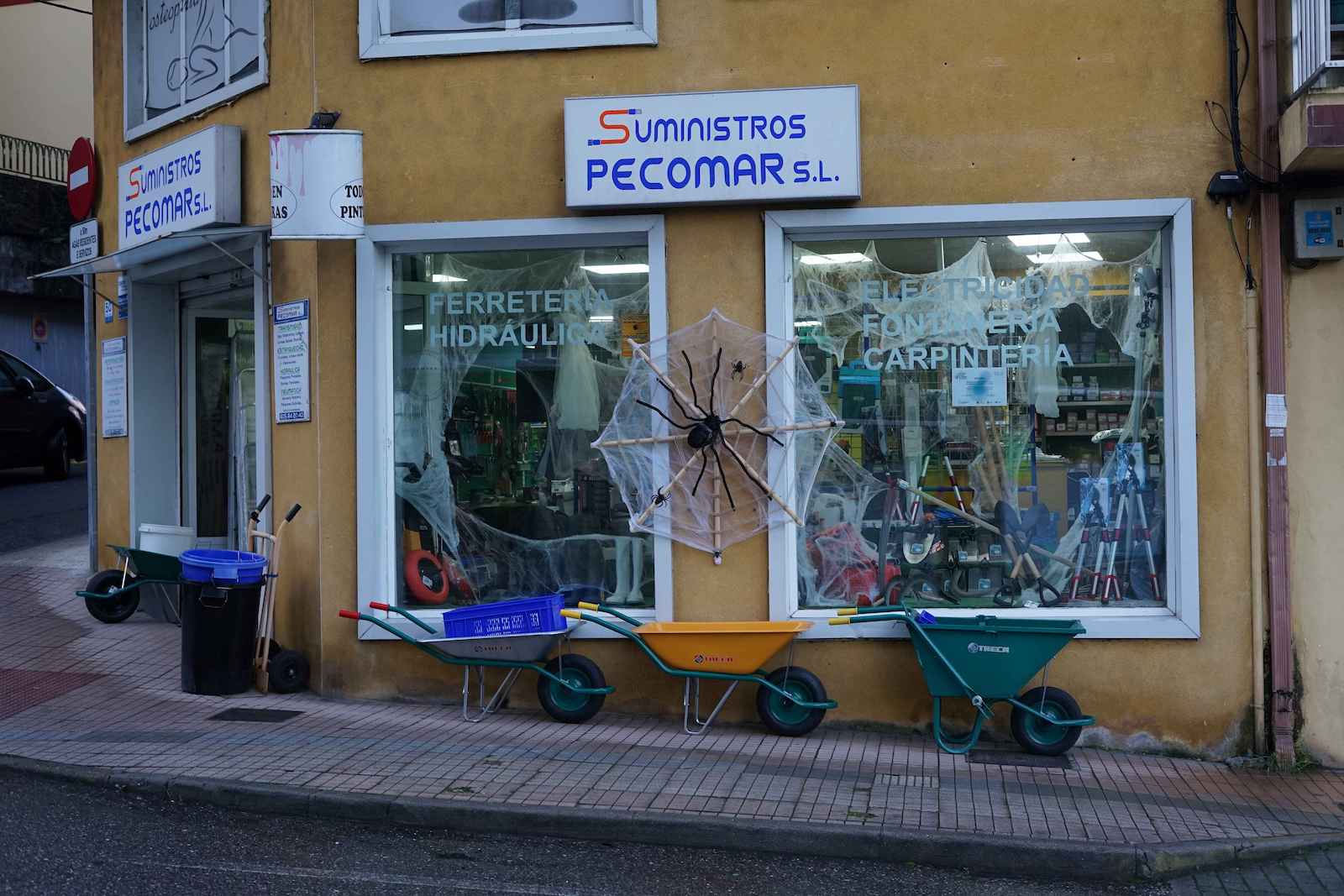 Decoración por el Samaín en los comercios de Soutomaior