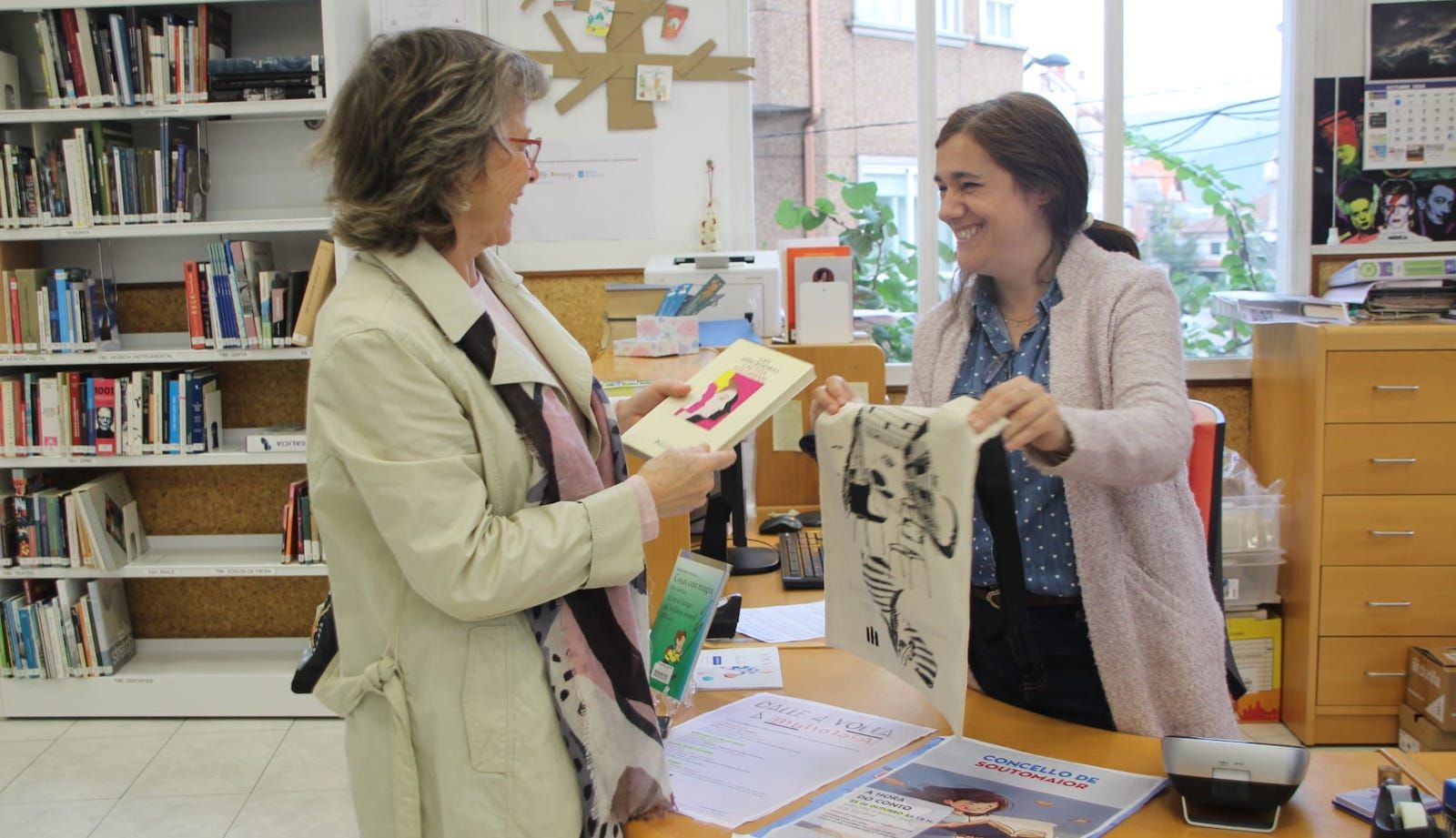 Préstamo de un libro en la biblioteca de Soutomaior