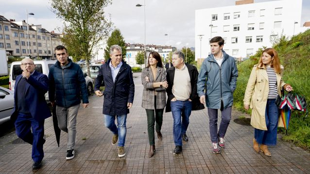 Visita da conselleira de Vivenda, María Martínez Allegue, e o alcalde a Valdecorvos