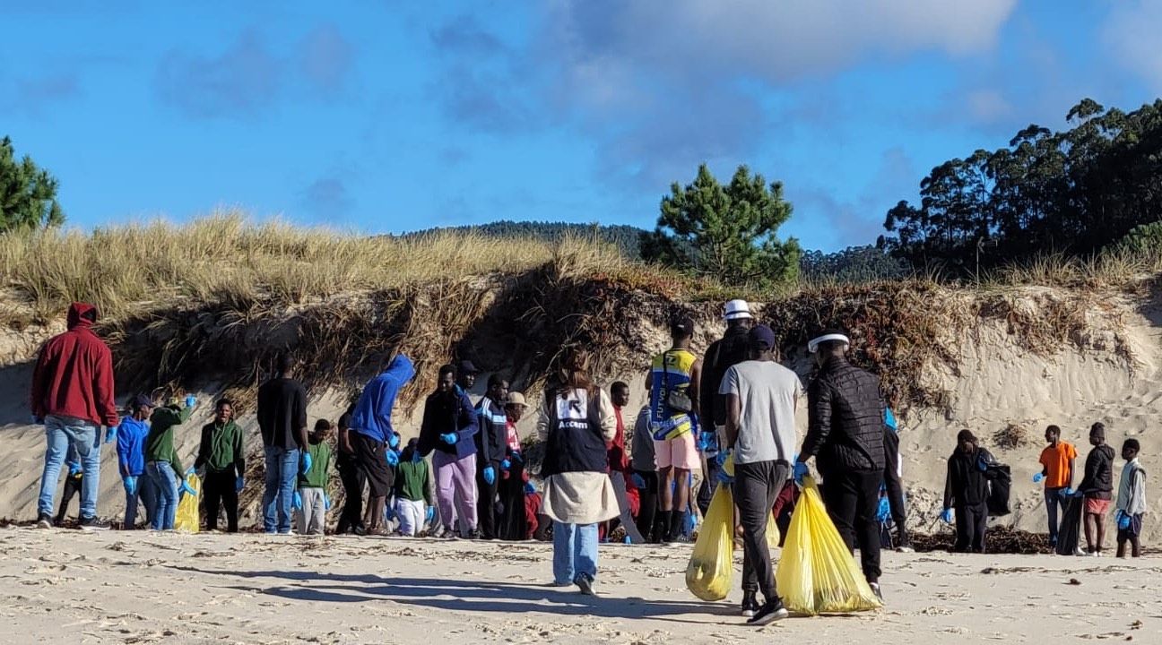 Limpeza de residuos na praia de Areas