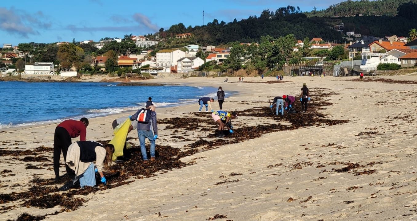 Limpieza de residuos en la playa de Areas