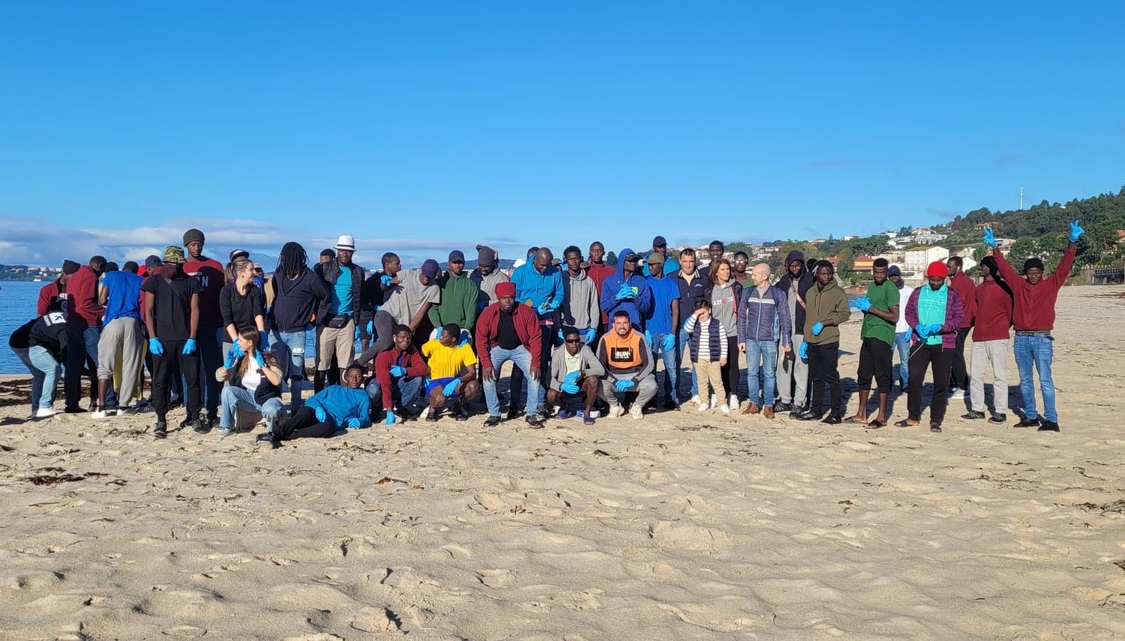 Limpieza de residuos en la playa de Areas