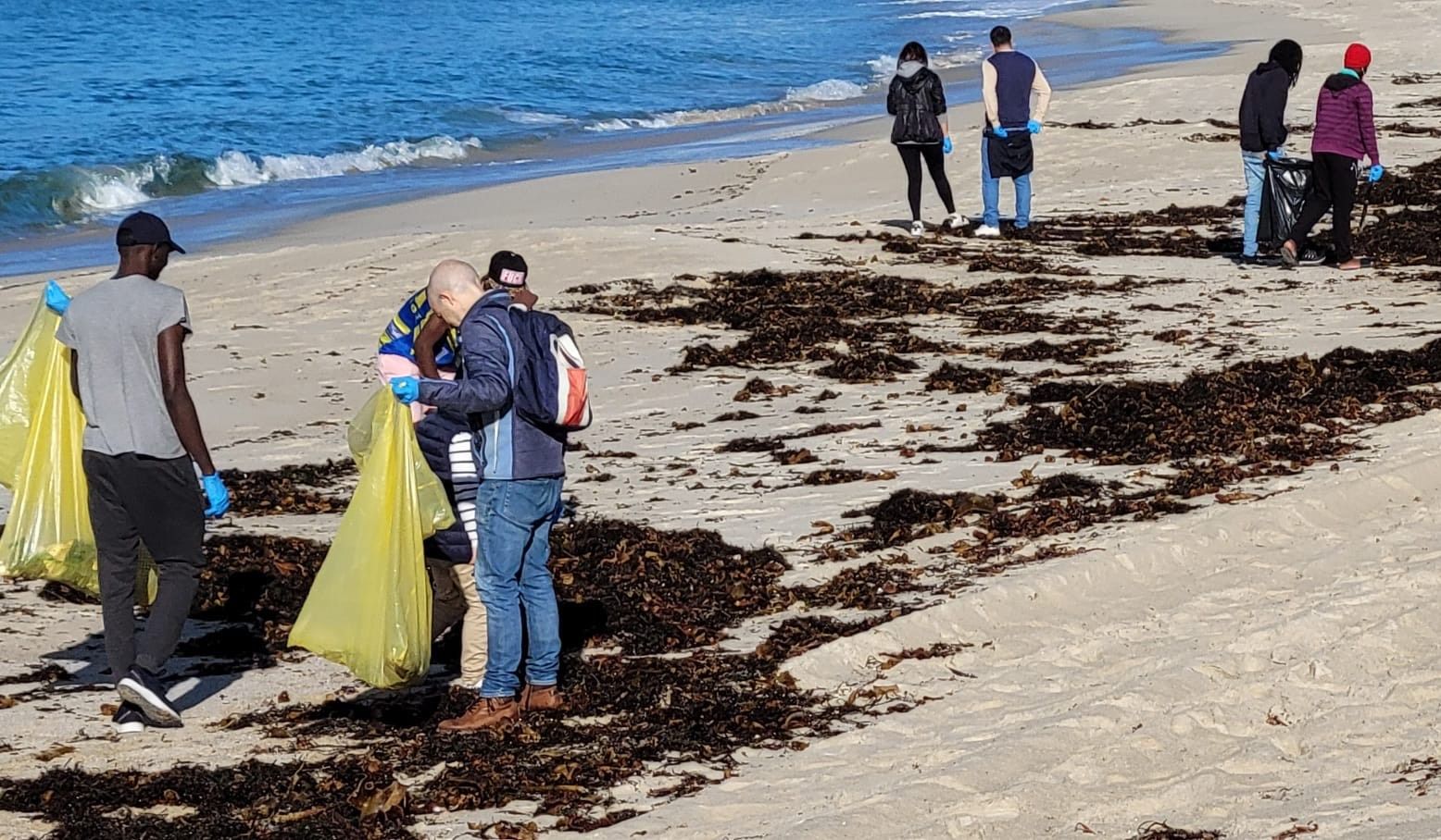 Limpeza de residuos na praia de Areas