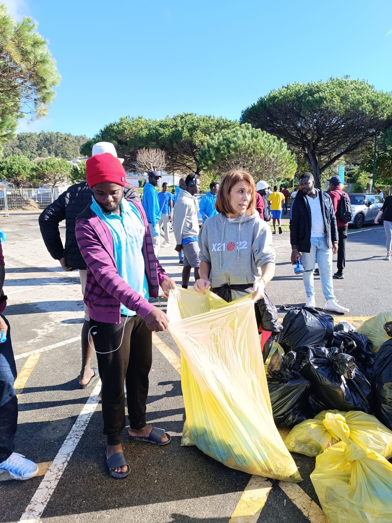 Limpeza de residuos na praia de Areas