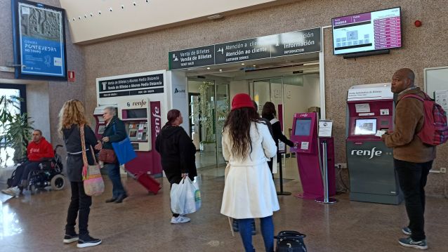 Colas en la estación de tren de Renfe