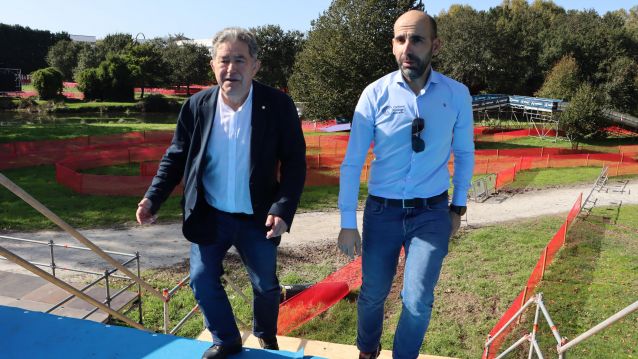 Miguel Anxo Fernández Lores y Carlos Muñiz supervisan el montaje para el Europeo de Ciclocross