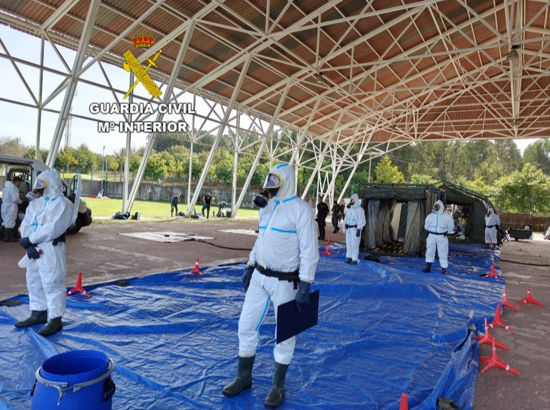 Ejercicio NRBQ de la Guardia Civil en Castrosenín (Mourente)