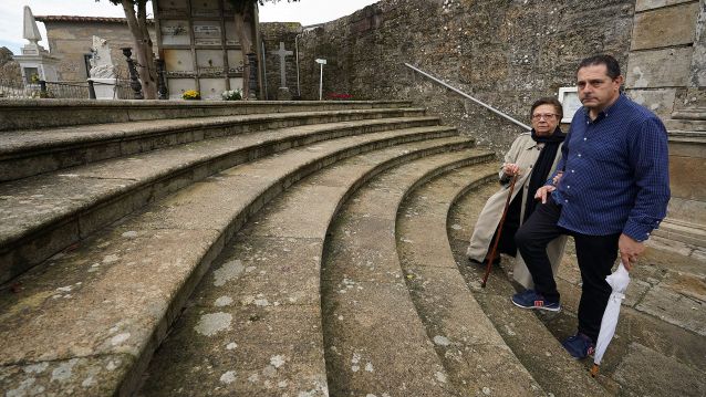 Enrique Ríos acompaña á súa nai na visita ao Cemiterio de San Amaro