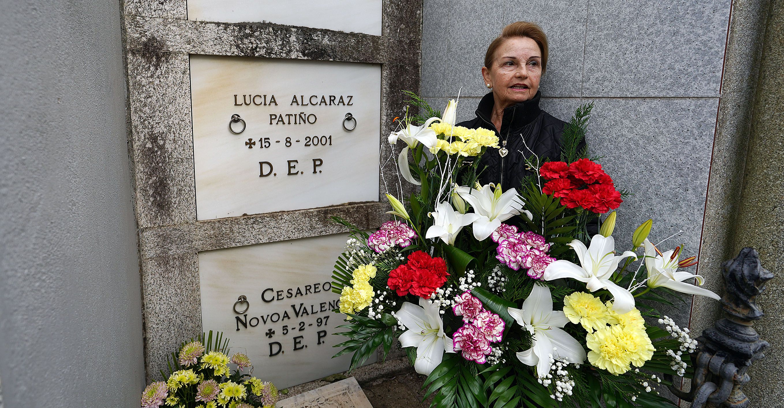 Panteón onde repousa Chichana Patiño ao que acodía a súa neta Beatriz para engalanalo cunhas flores