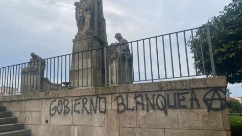 Pintada no Monumento ao soldado