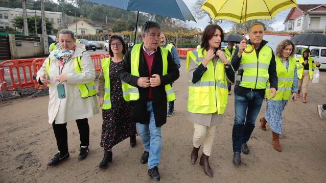 As autoridades no inicio das obras da PO-531, en Campañó