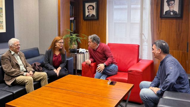 Os tradutores Xavier Senín e Isabel Soto foron recibidos polo alcalde de Pontevedra e o edil de Cultura