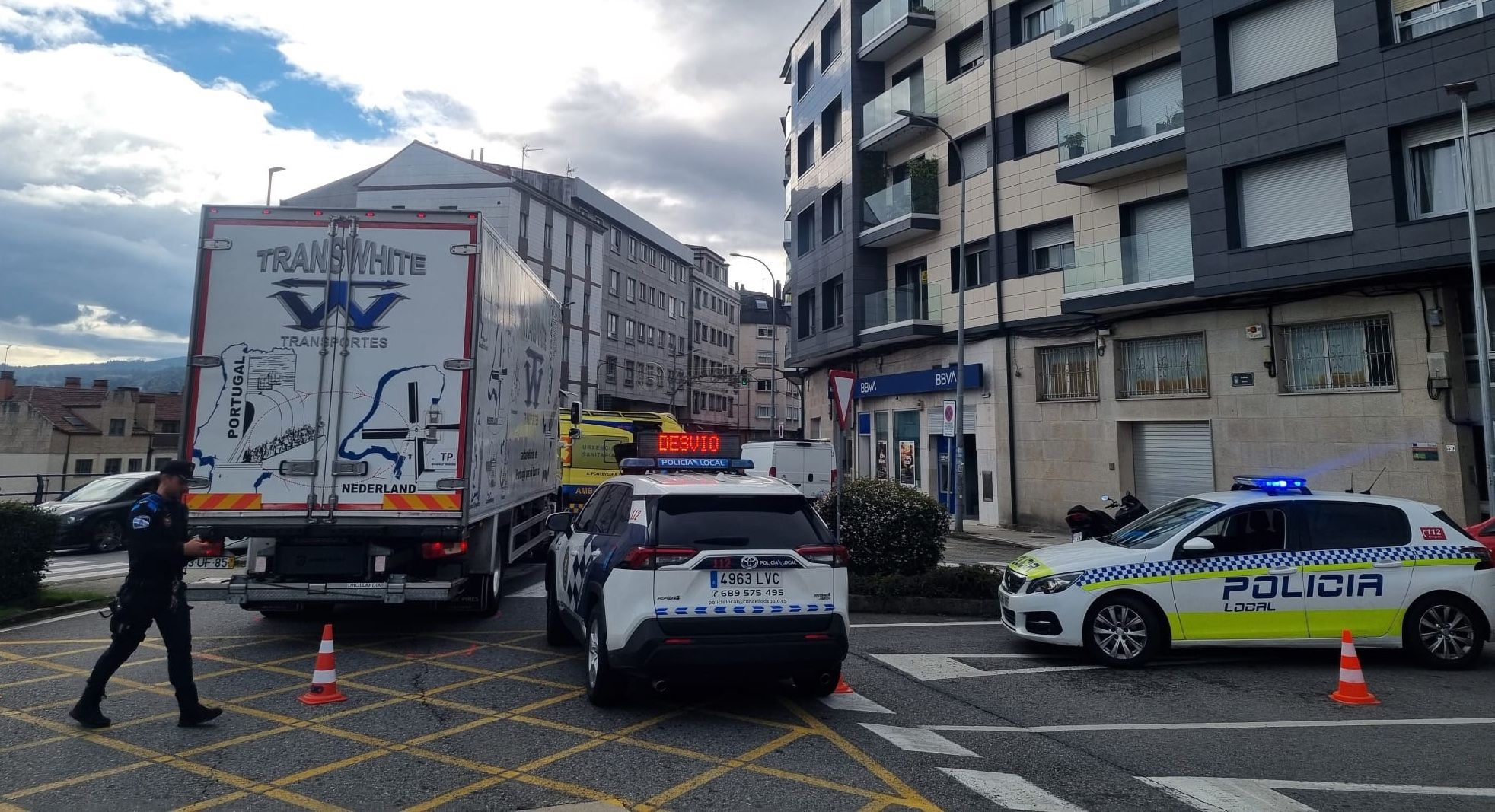 Colisión entre un turismo e un camión na Barca, en Poio