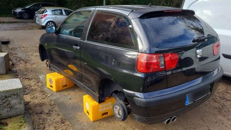 Coche aparcado junto a la Praza das Regas al que despojaron de llantas y neumáticos