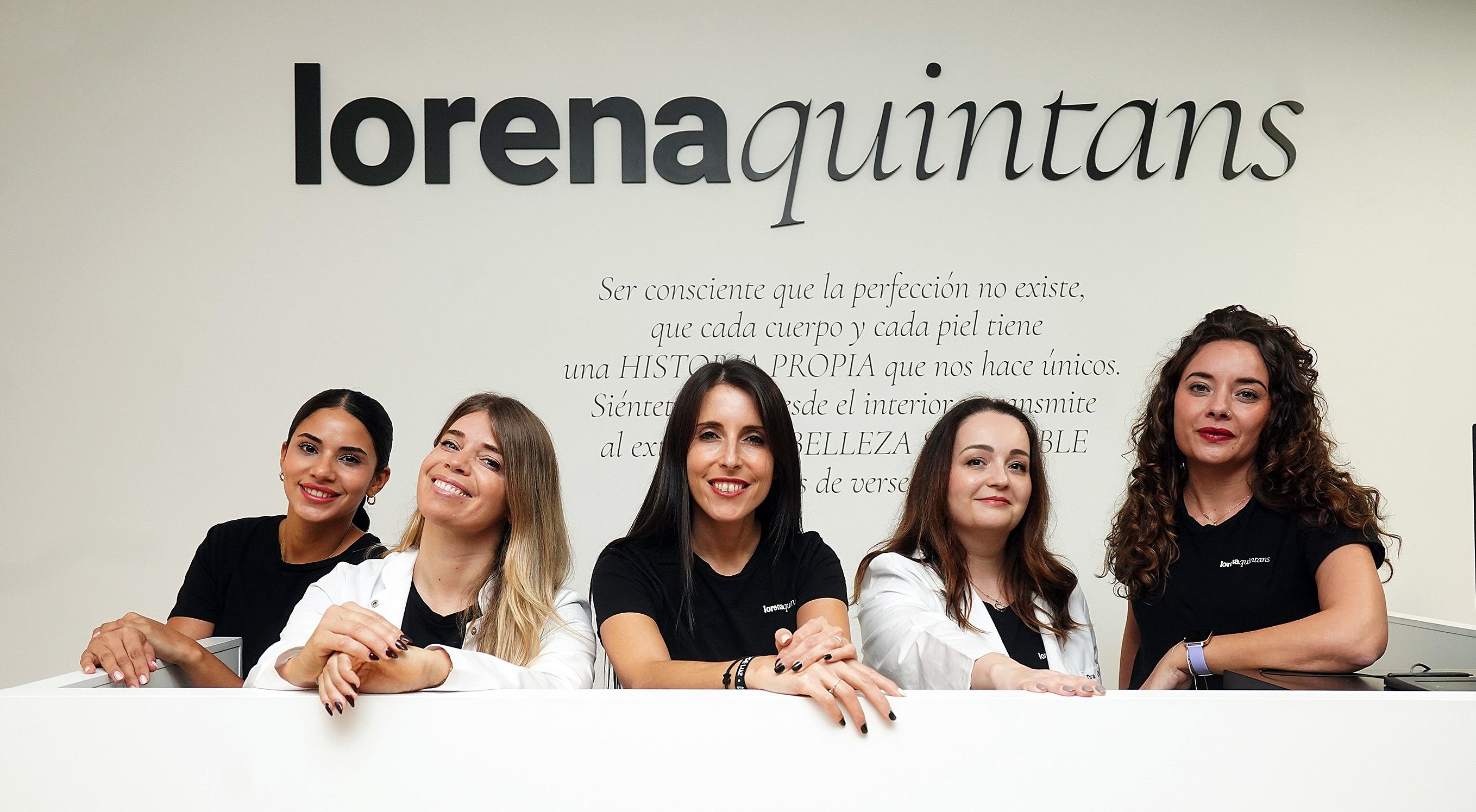 Angi di Lello, Liliana de Sousa, Lorena Quintáns, Olalla García e Beatriz Silvent forman o equipo do Centro Médico Estético Lorena Quintáns