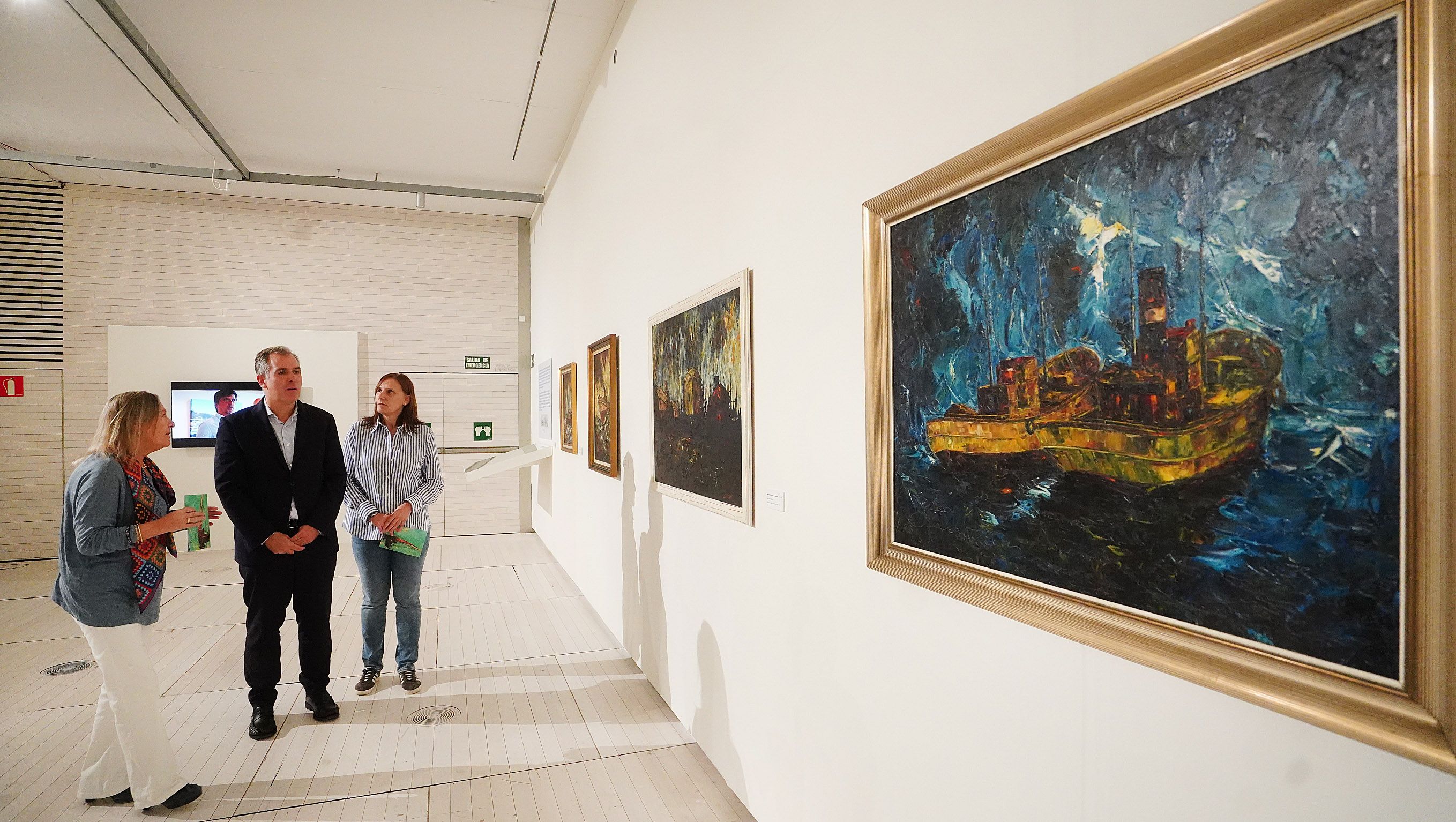 Beatriz de San Ildefonso, Rafa Domínguez y Marta Otero en la exposición "José Benito Otero Baena, un pintor sen pinceis"