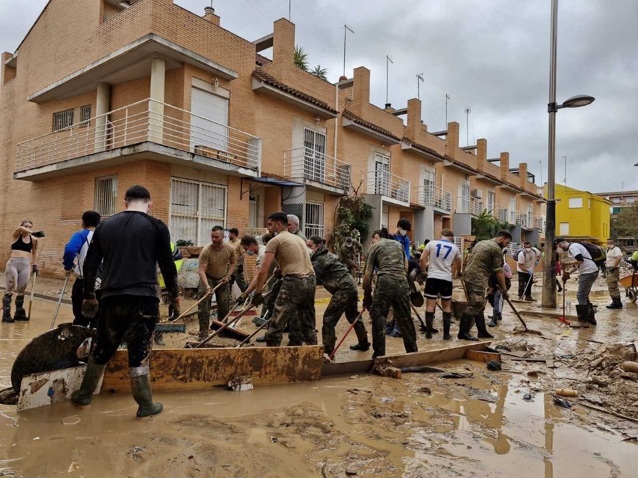 Soldados de la BRILAT trabajando