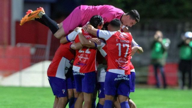 Jugadores del Arosa celebran uno de los goles ante el Valladares