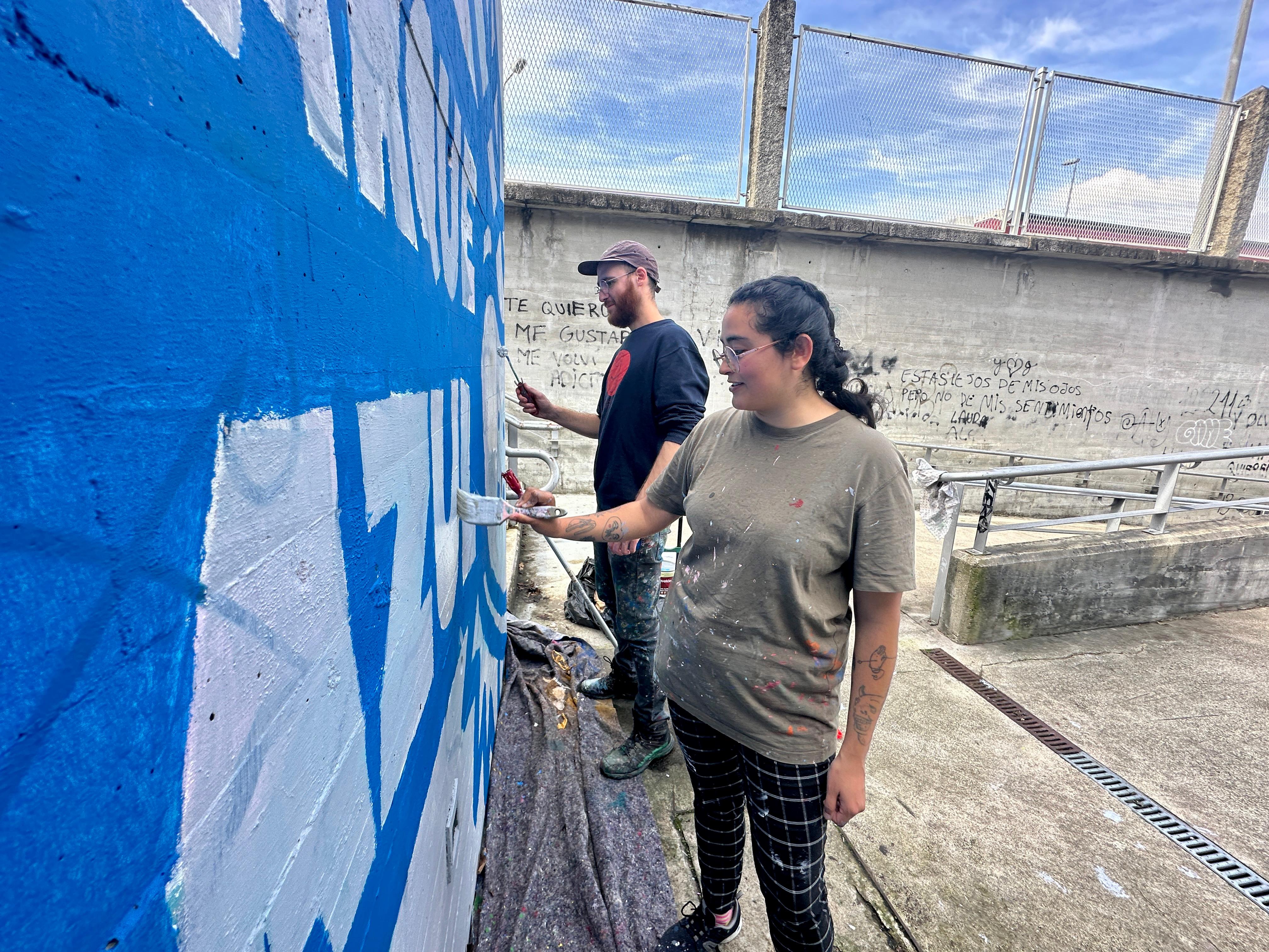 Javier Carrera (Cuco) y Maritza Berttolini trabajando en el mural