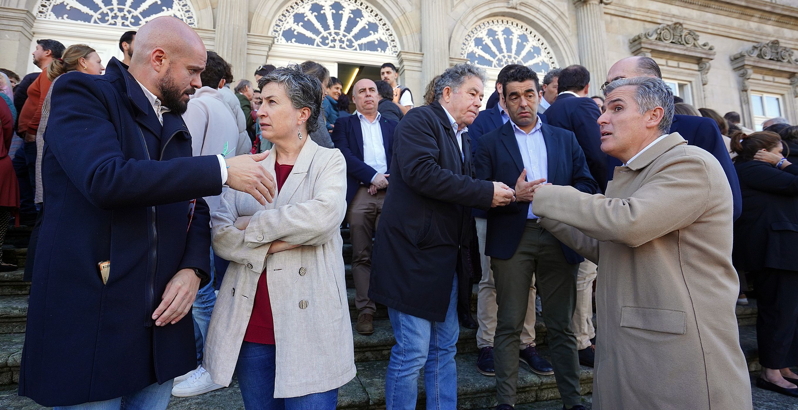 Minuto de silencio en el Pazo Provincial por el crimen machista de Baiona