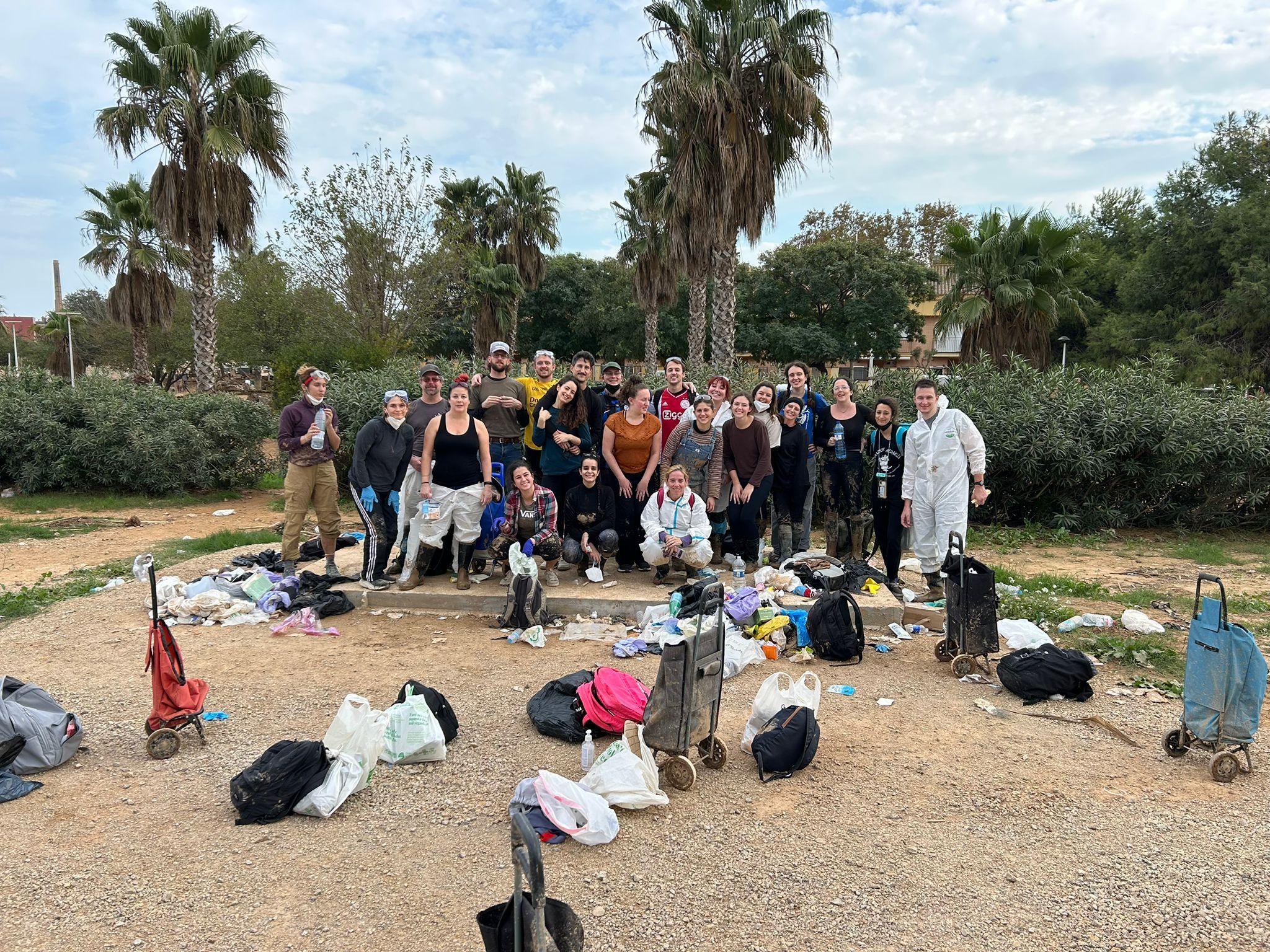 Pippa Jackson máis Hernán Fariña, abrazados, xunto a varios voluntarios do 'batallón guiri'