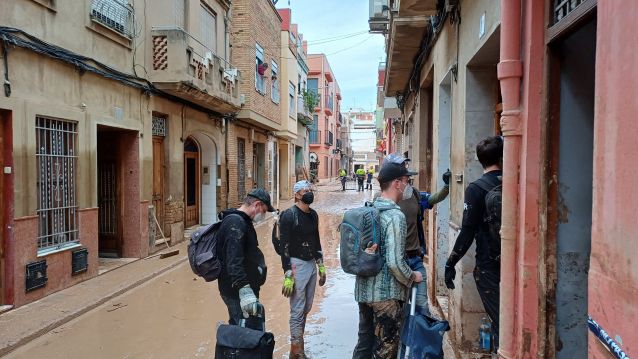 Voluntarios entran a unha das vivendas que precisa axuda