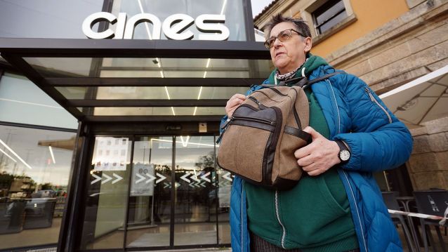 Ángela Paz porta na súa mochila utensilios para a bolsa de ostomía, así como complementos nutricionais