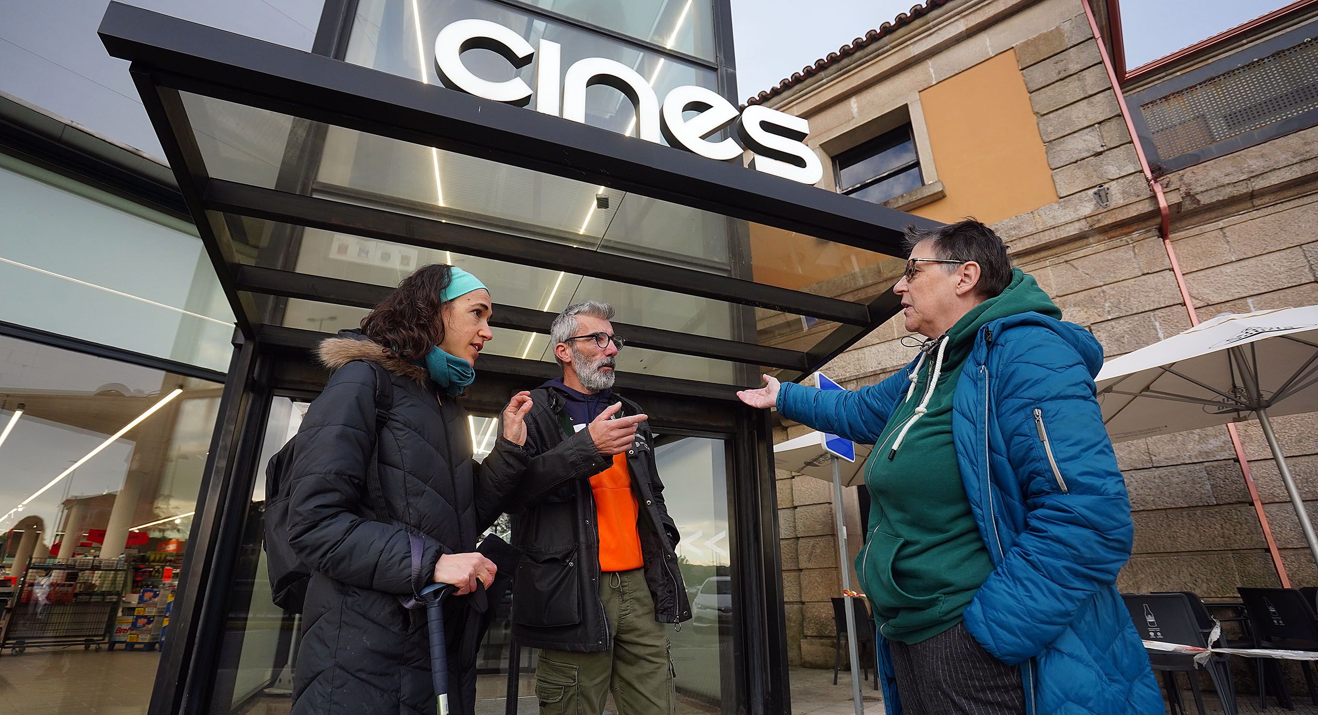 Lara De Saa, Víctor Loira e Ángela Paz no exterior dos cines do C.C. Vialia