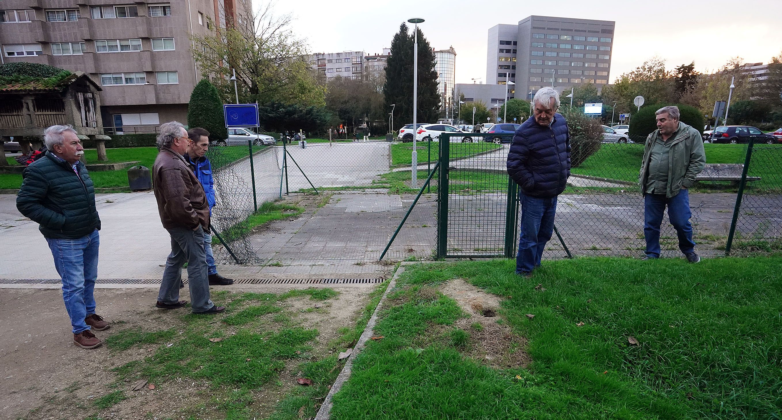 Membros da directiva da asociación de veciños San Xosé de Campolongo mostran o estado do valado do Paseo Valle-Inclán