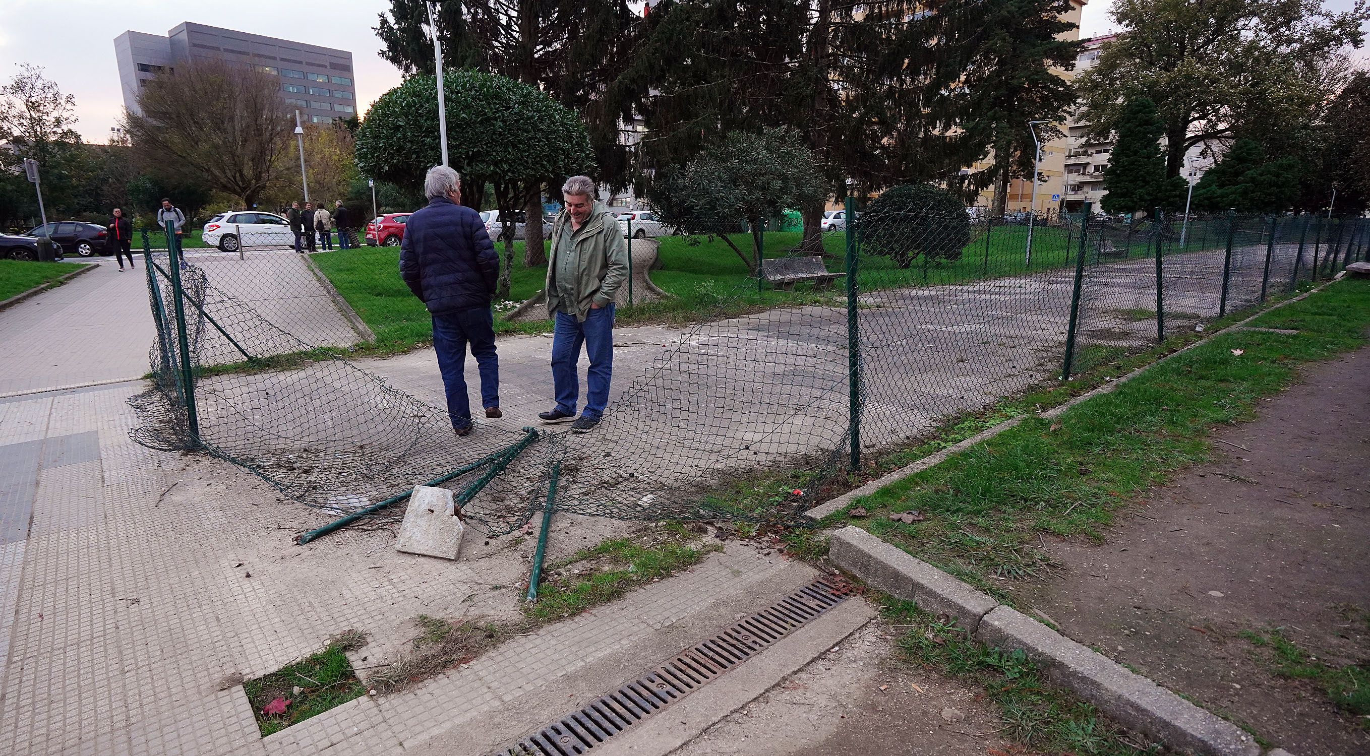 Estado do valado no Paseo Valle-Inclán sobre o río Gafos