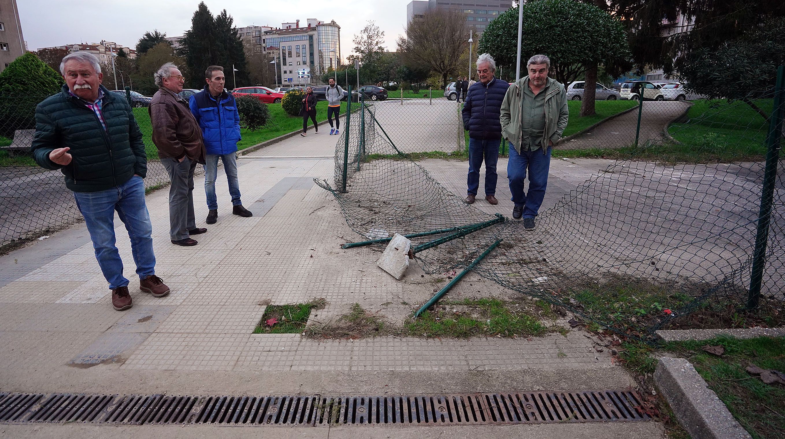 Lorenzo Tilve, Manolo Vilela, Ángel Andón, José Luis Cid e Juan Manuel Loureiro mostran a deterioración do valado do Paseo Valle-Inclán