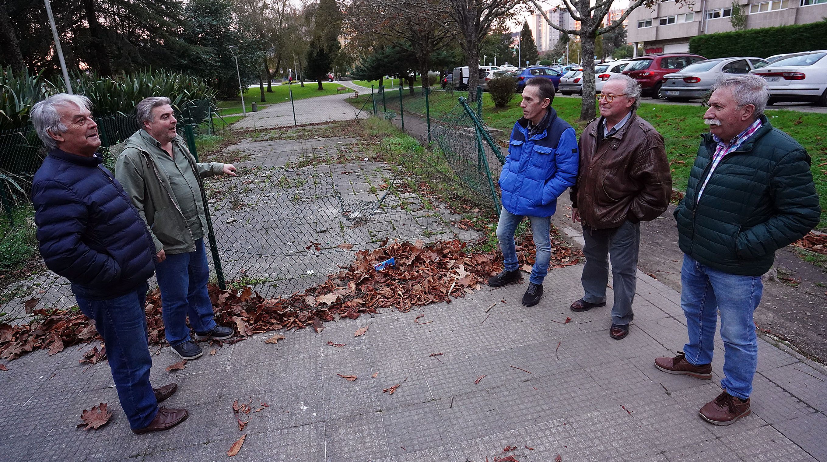 José Luis Cid, Juan Manuel Loureiro, Ángel Andón, Manolo Vilela e Lorenzo Tilve mostran un dos peches deteriorados no Paseo Valle-Inclán