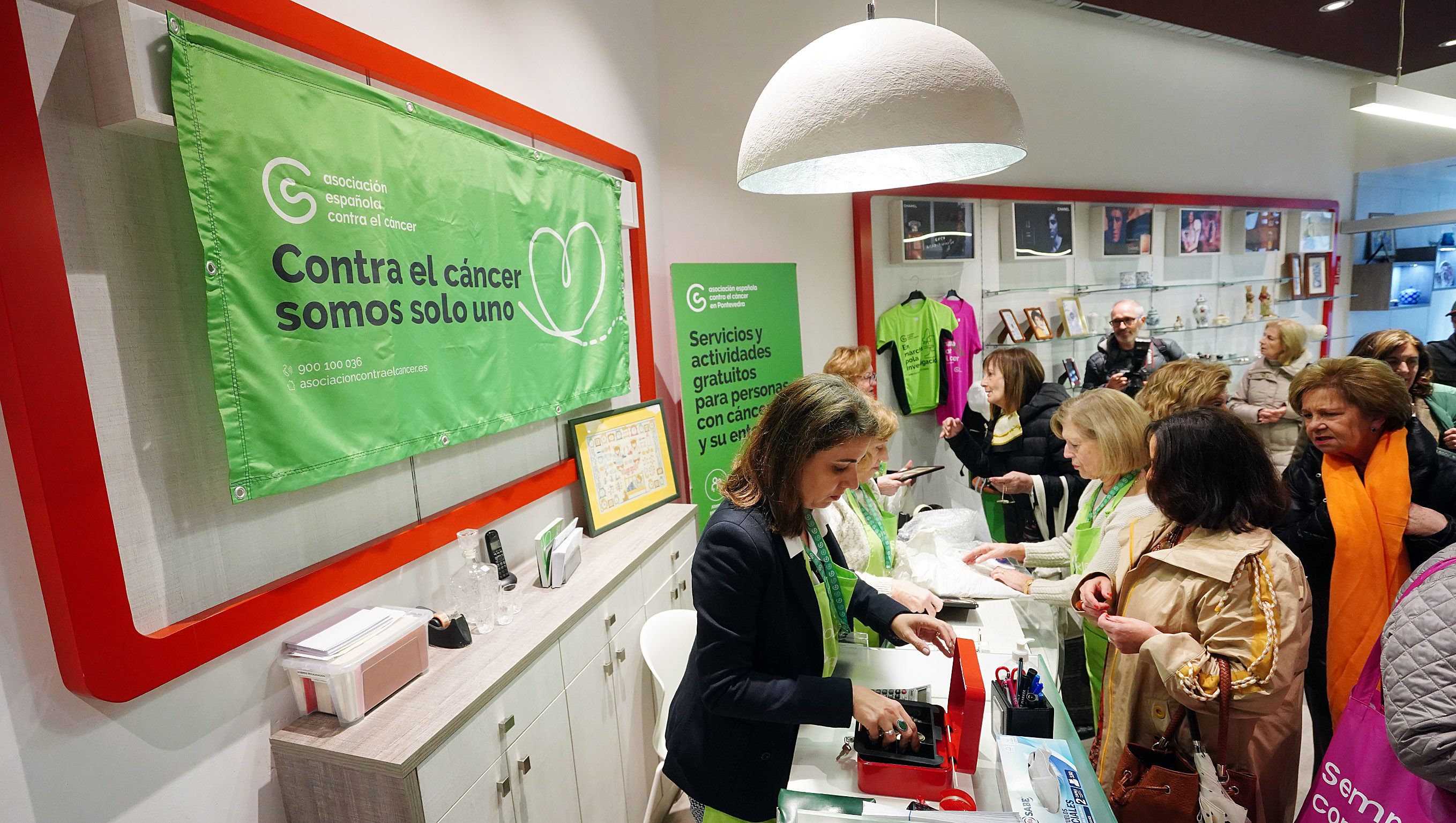 Inauguración do anciño solidario da Asociación Española Contra o Cancro