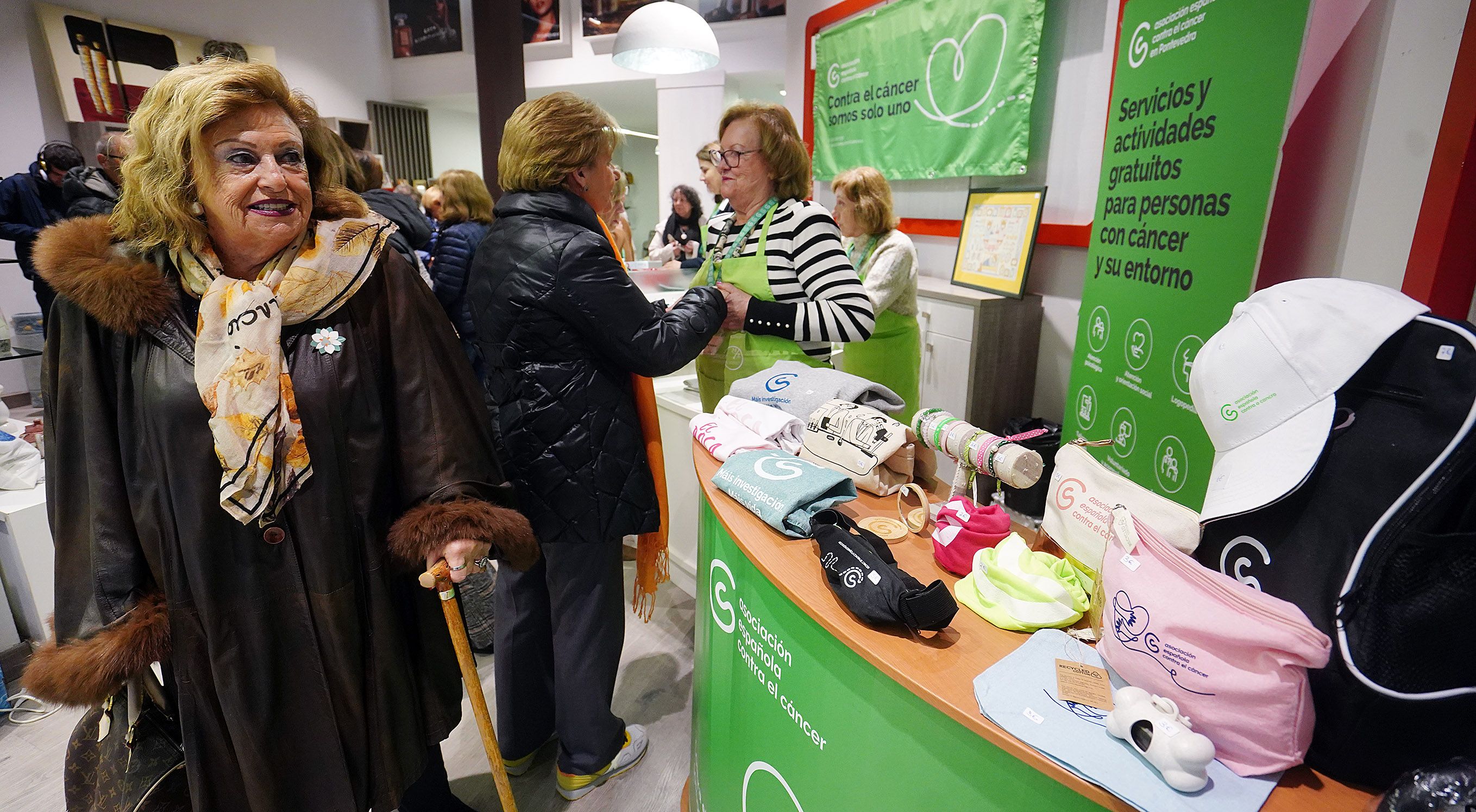 Inauguración do anciño solidario da Asociación Española Contra o Cancro