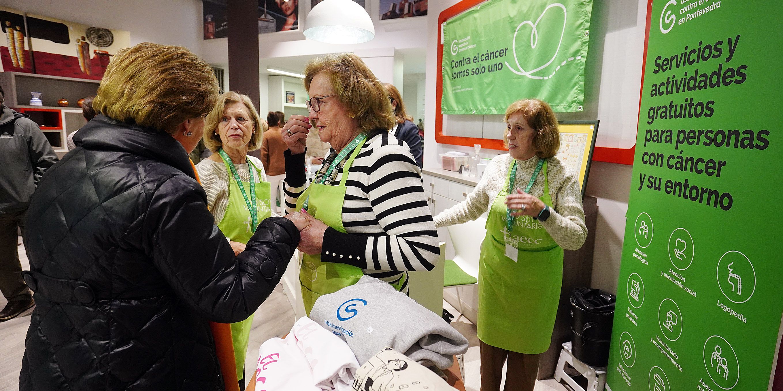 Inauguración do anciño solidario da Asociación Española Contra o Cancro