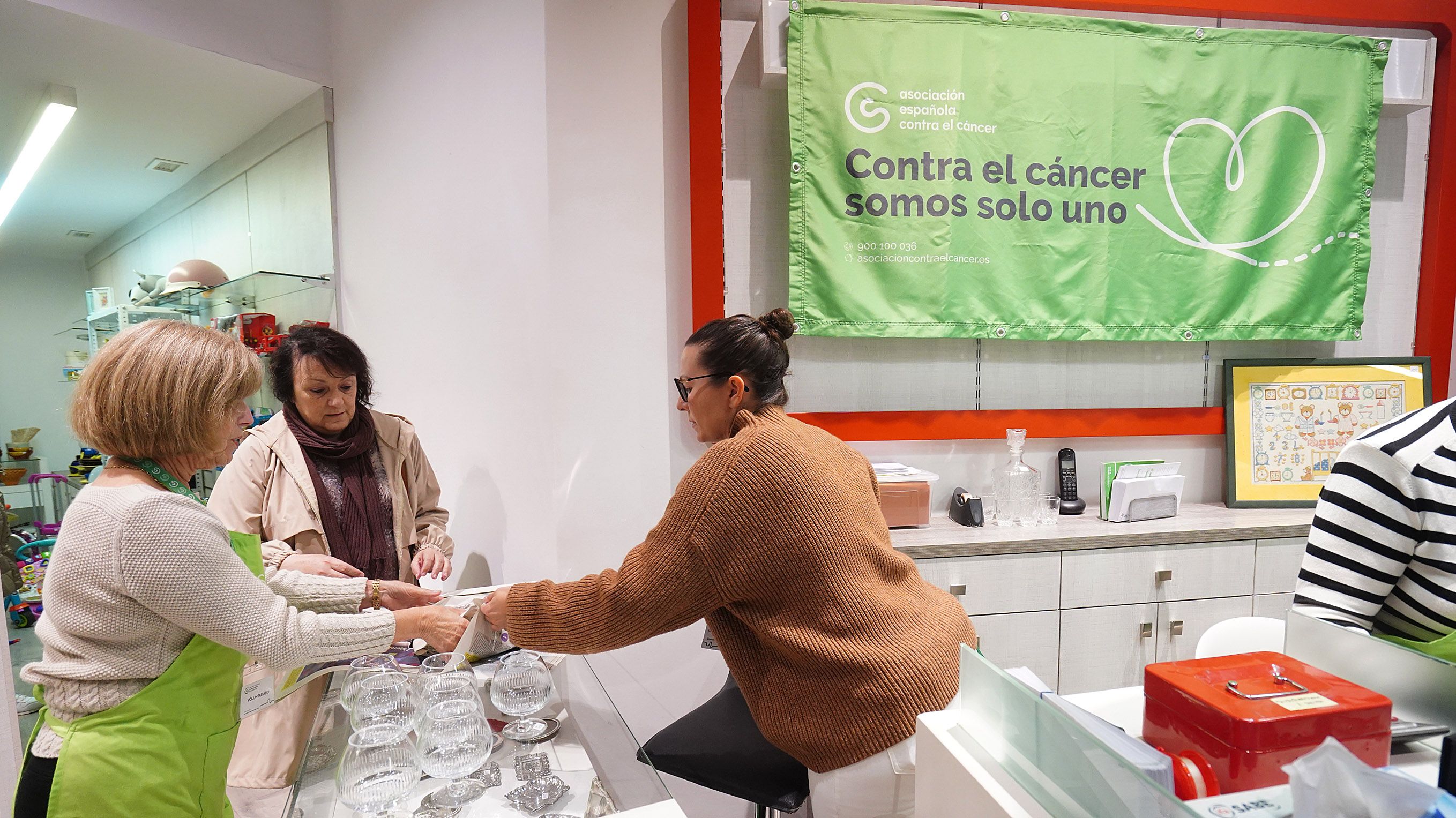 Inauguración do anciño solidario da Asociación Española Contra o Cancro