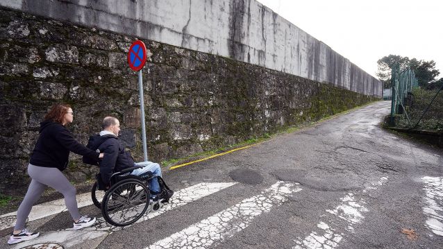 Paulo Fontán no acceso ao cemiterio de San Amaro pola Rúa Campo Santo