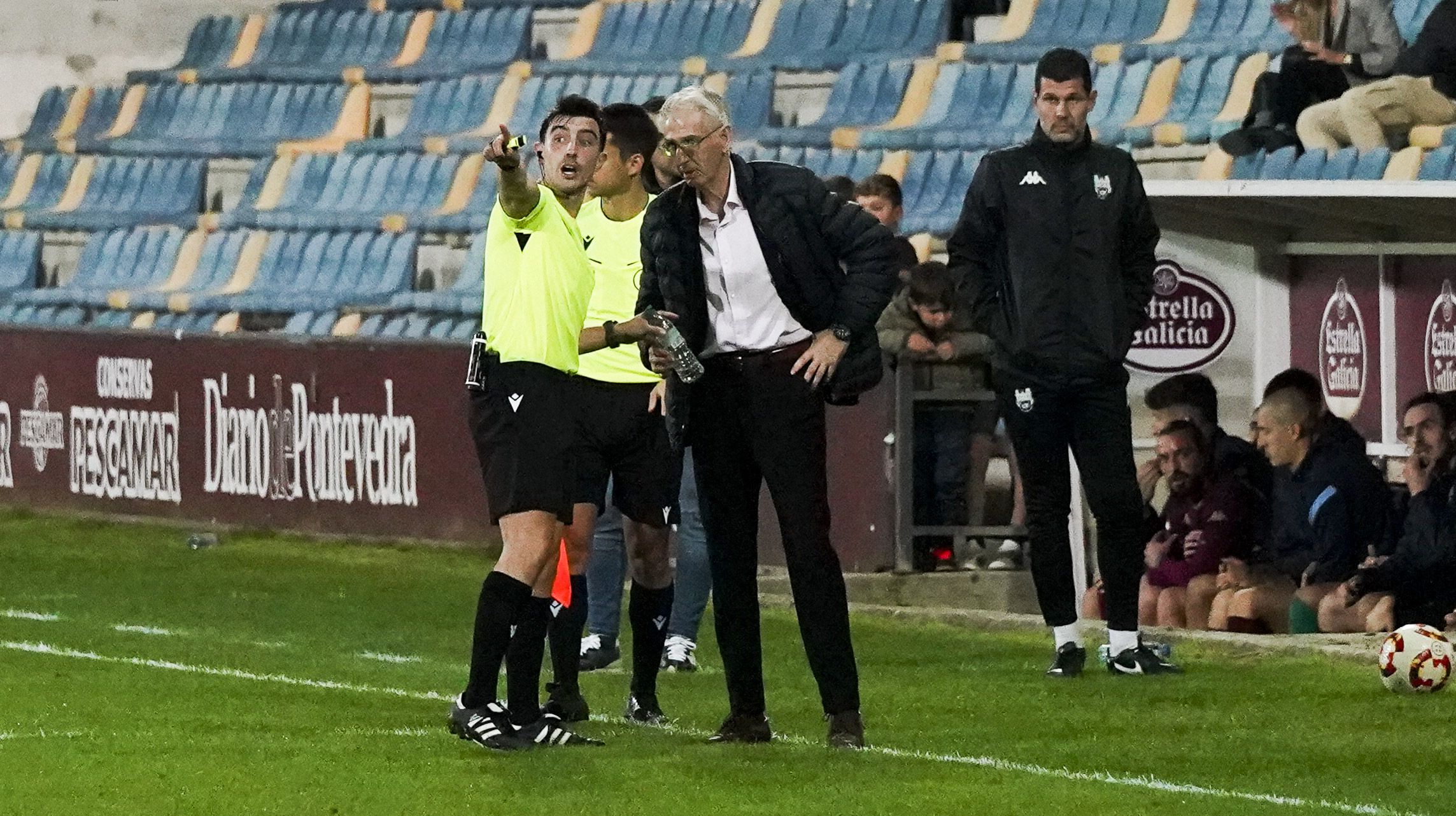 O árbitro entrega ao 'Secre' unha botella lanzada ao campo durante o Pontevedra-Bergantiños