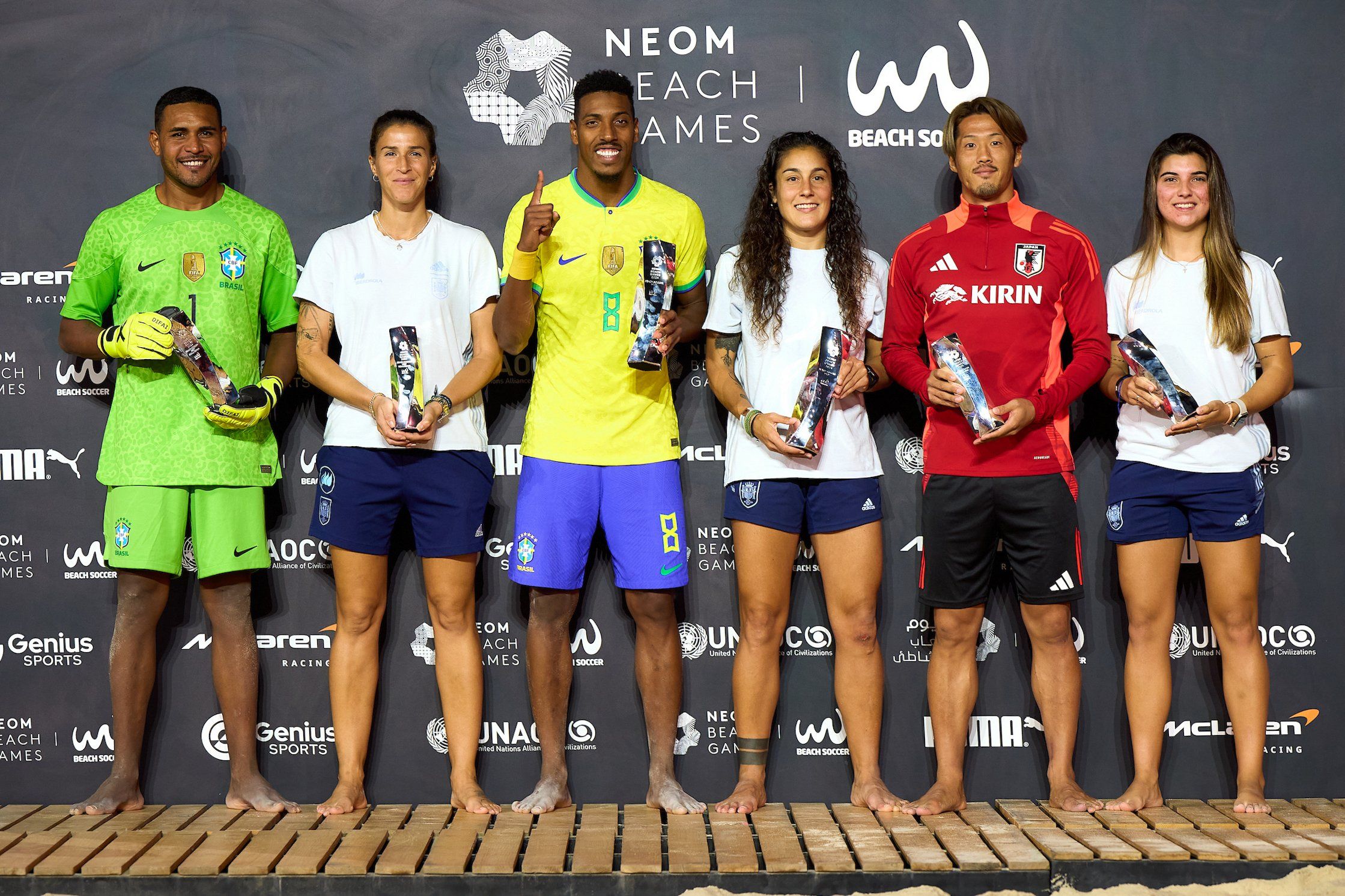 Andrea Mirón (centro) co premio de MVP da Women's NEOM Beach Soccer Cup